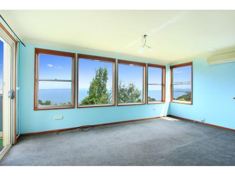 11 Hassan Street, Lake Heights NSW 2502