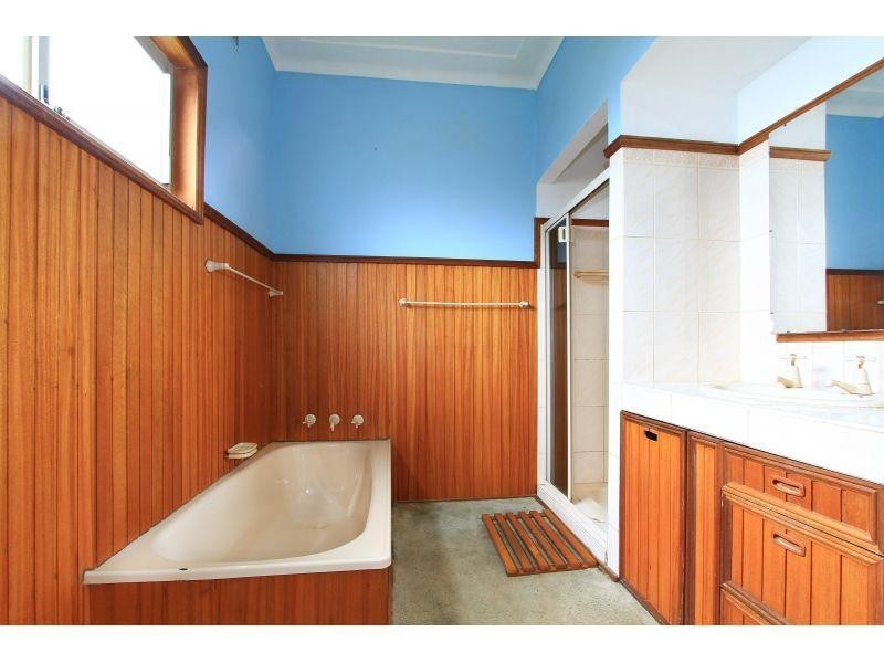 11 Hassan Street, Lake Heights NSW 2502