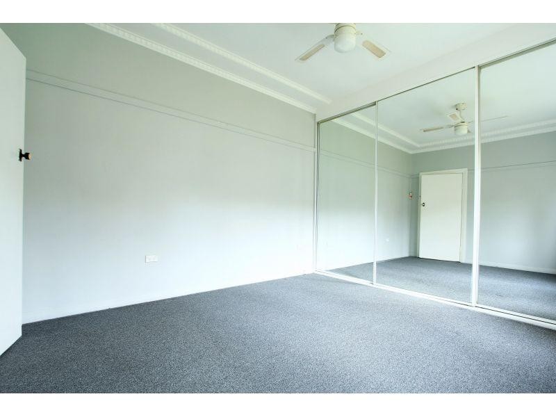 37 Northcliffe Drive, Lake Heights NSW 2502