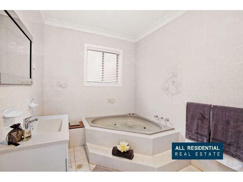 61 Iola Avenue, Farmborough Heights NSW 2526