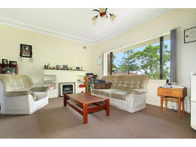 8 Bimbadeen Avenue, West Wollongong NSW 2500