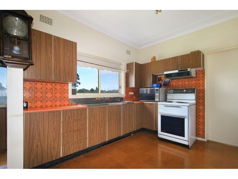 8 Bimbadeen Avenue, West Wollongong NSW 2500
