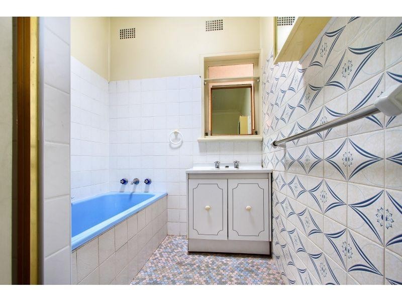 8 Bimbadeen Avenue, West Wollongong NSW 2500