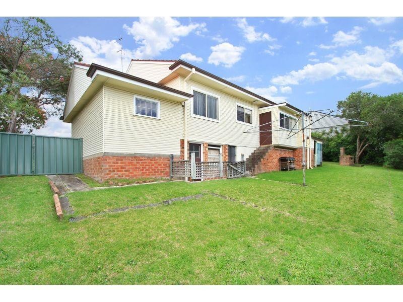 8 Bimbadeen Avenue, West Wollongong NSW 2500