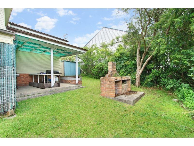 8 Bimbadeen Avenue, West Wollongong NSW 2500