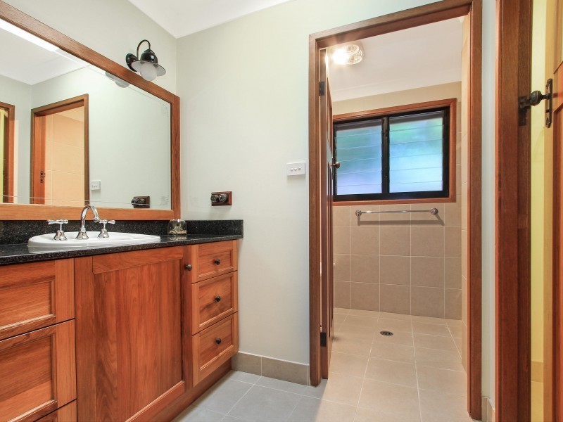 33 Avon Parade, Mount Kembla NSW 2526