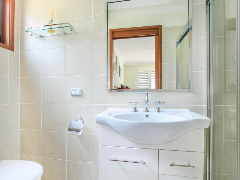 33 Avon Parade, Mount Kembla NSW 2526