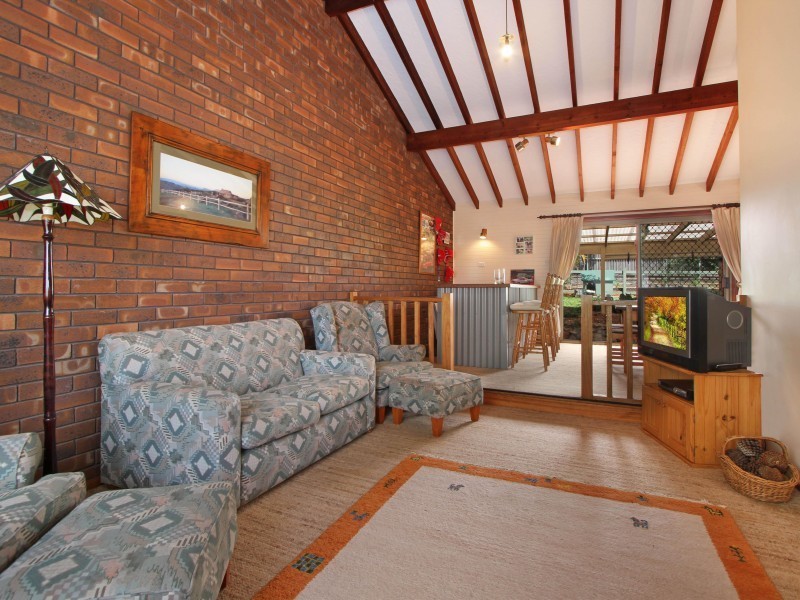 18 Highview Drive, Farmborough Heights NSW 2526