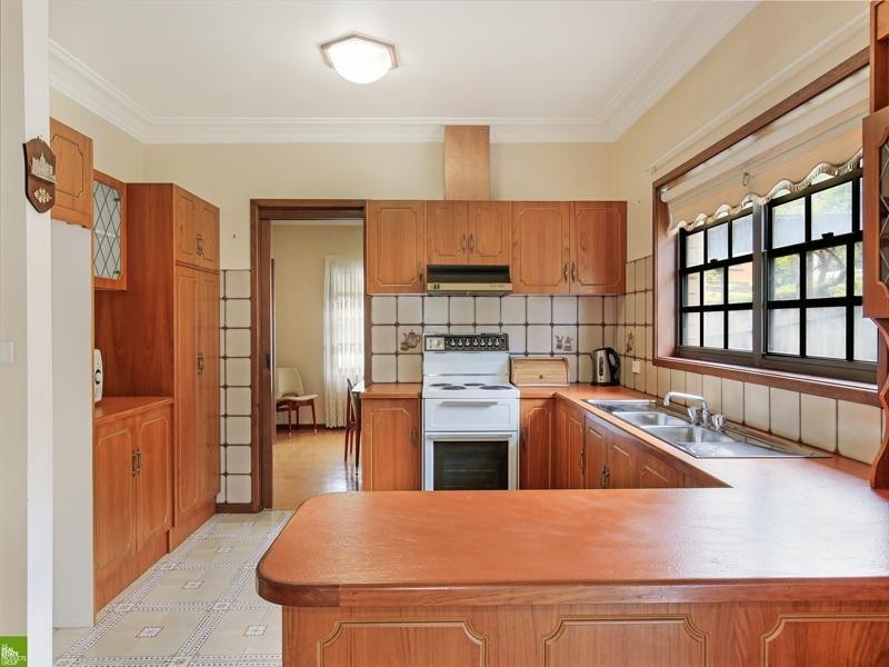 6 The Avenue, Coniston NSW 2500