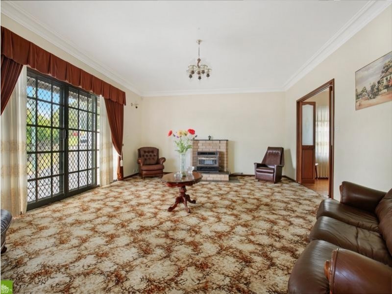 6 The Avenue, Coniston NSW 2500