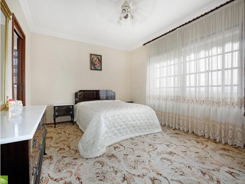 6 The Avenue, Coniston NSW 2500