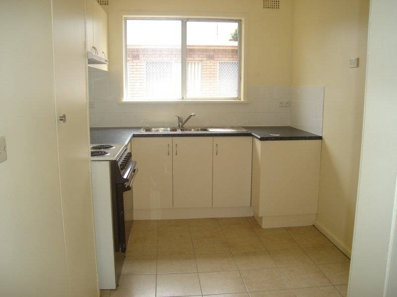 2/11 Pine Crescent, Coniston NSW 2500