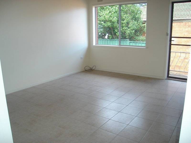 2/11 Pine Crescent, Coniston NSW 2500