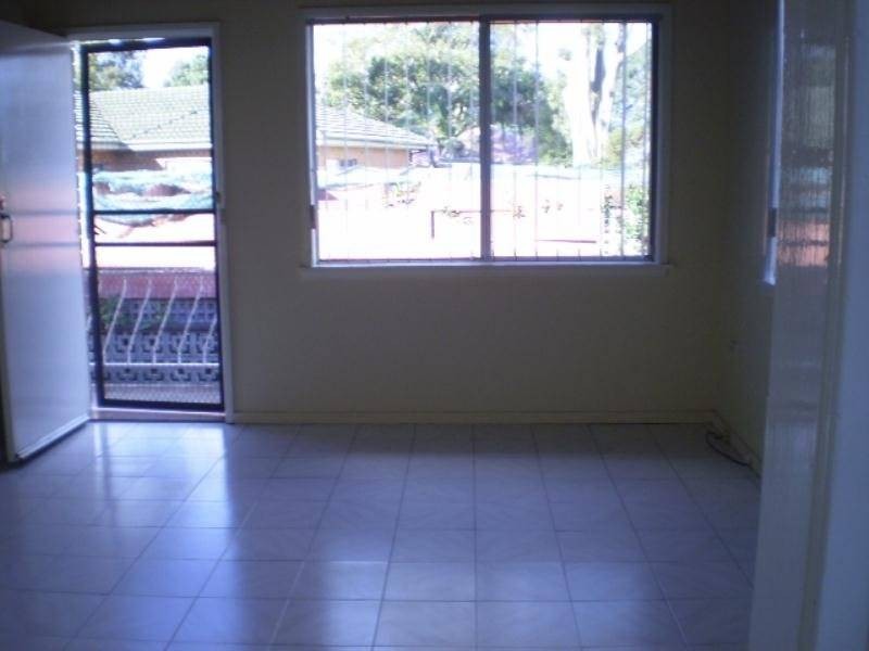 4/11 Pine Crescent, Coniston NSW 2500