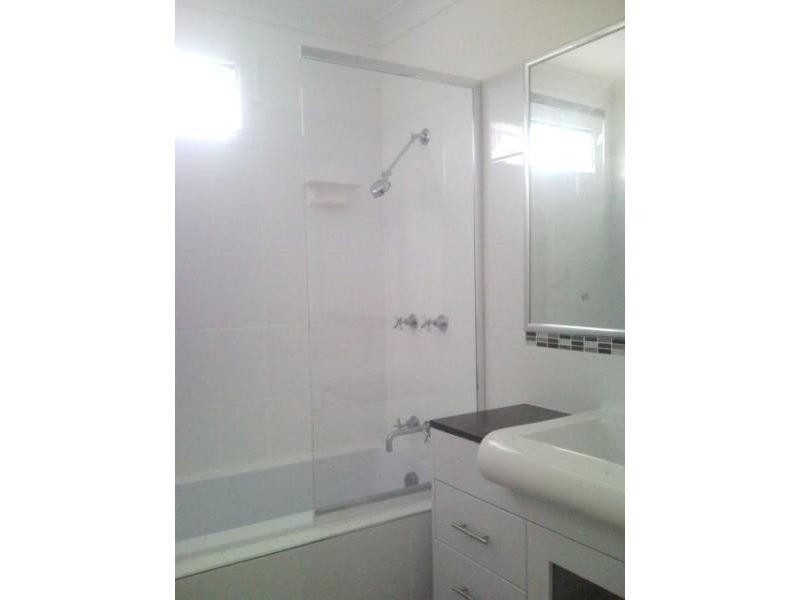 8 Redbank Road, Redcliffe QLD 4020