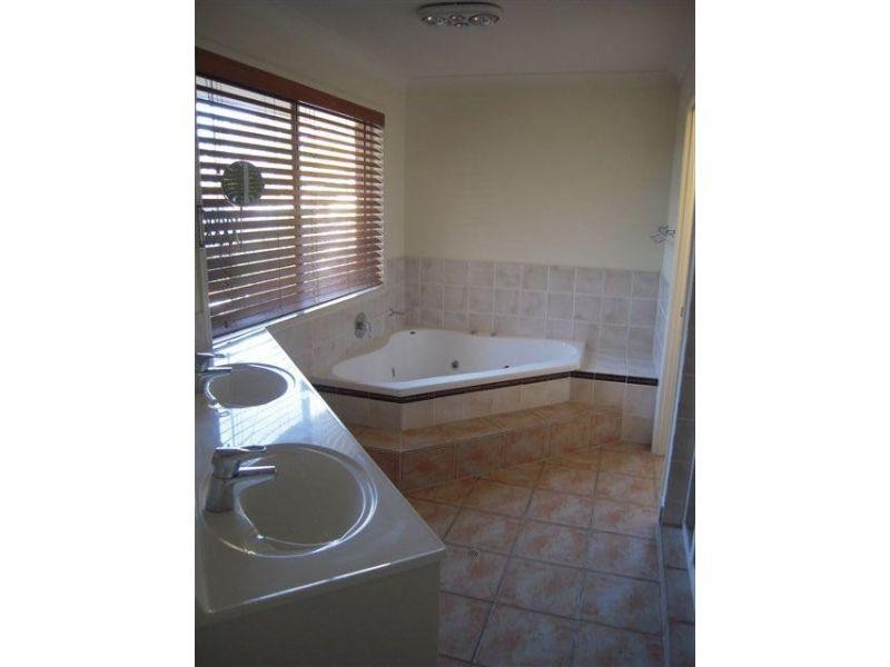 101 King Arthur Terrace, Tennyson QLD 4105