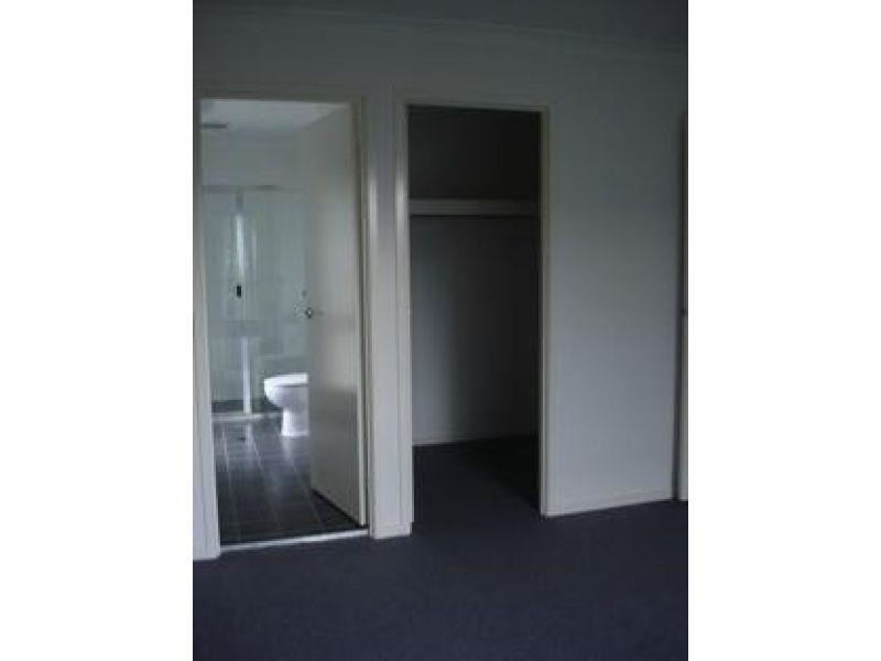 2 Whitsunday Street, Redland Bay QLD 4165