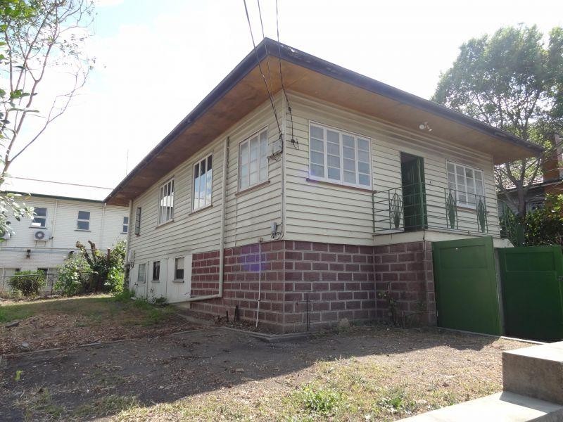 8 Harrogate Street, Woolloongabba QLD 4102