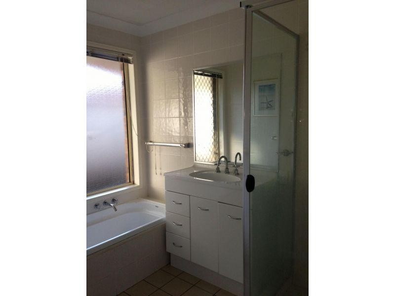 136 Mildura Drive, Helensvale QLD 4212