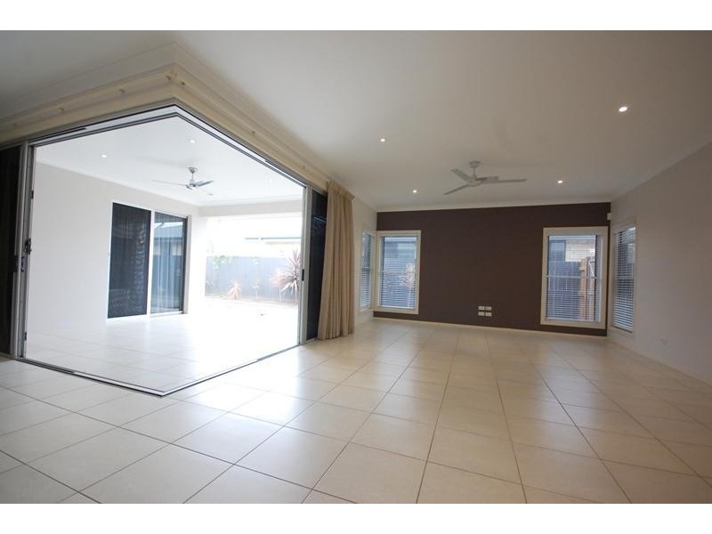 6 Syracuse Street, Redland Bay QLD 4165