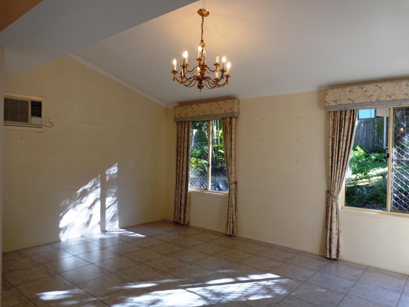 8 Merion Place, Carindale QLD 4152