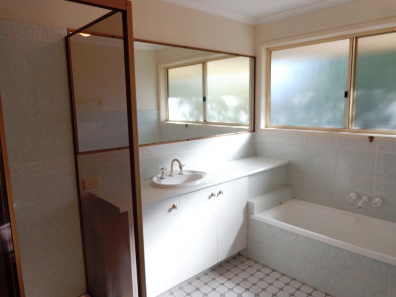 8 Merion Place, Carindale QLD 4152