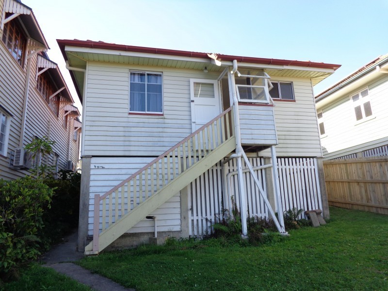 19 Waverley Road, Camp Hill QLD 4152