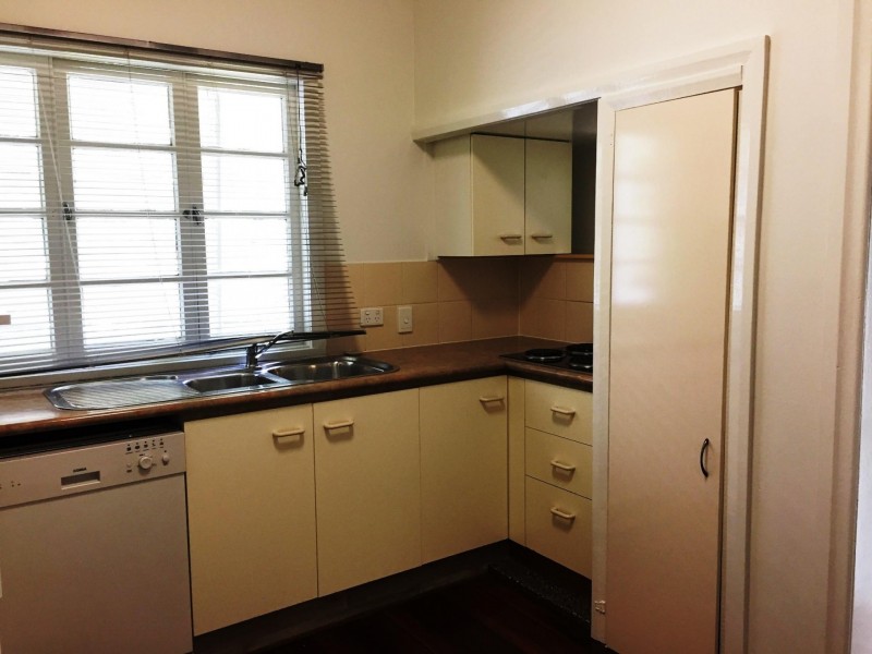 17 Captain Street, Holland Park QLD 4121