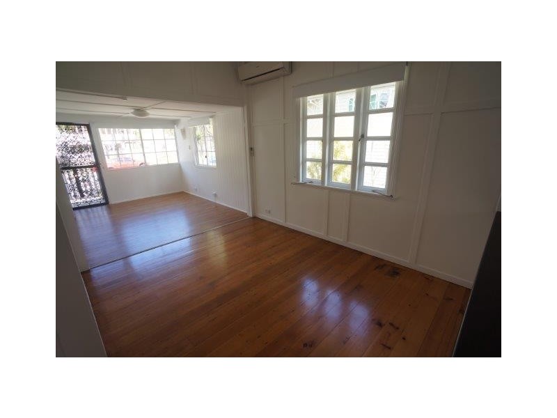 19 Rowsley Street, Greenslopes QLD 4120