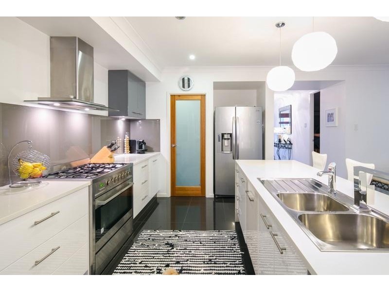 15 Hoskins Drive, Wellington Point QLD 4160