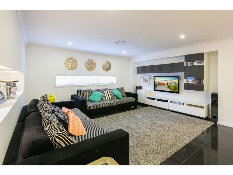 15 Hoskins Drive, Wellington Point QLD 4160