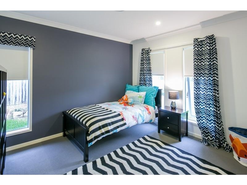 15 Hoskins Drive, Wellington Point QLD 4160