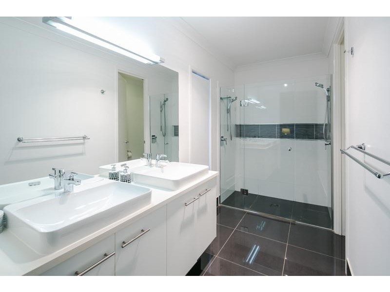15 Hoskins Drive, Wellington Point QLD 4160