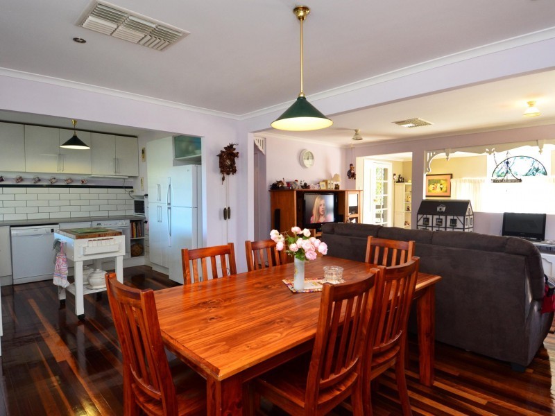 96 CRESCENT DVE, Russell Island QLD 4184