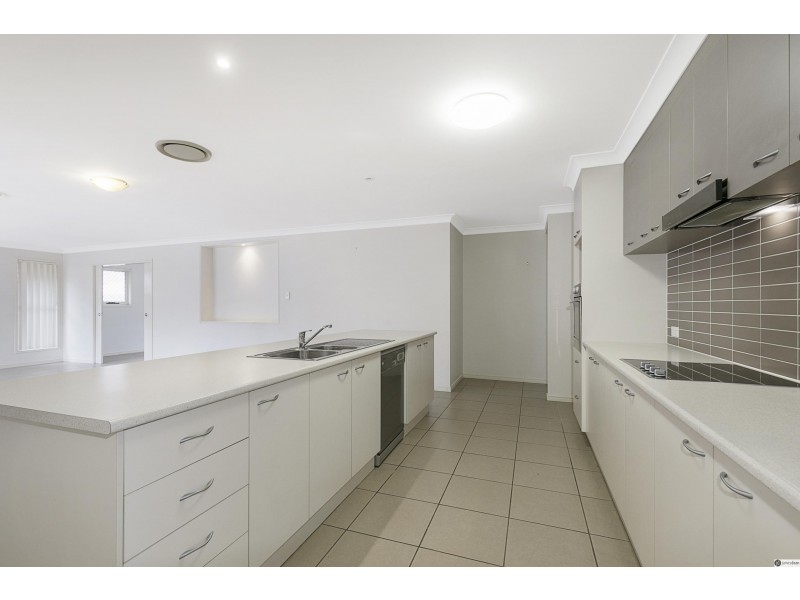 8 Olsen Crescent, Wakerley QLD 4154