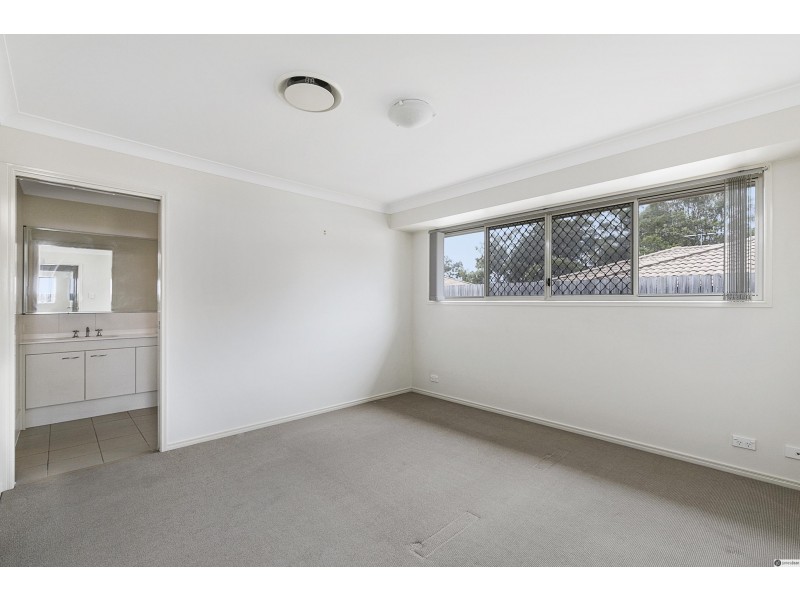 8 Olsen Crescent, Wakerley QLD 4154