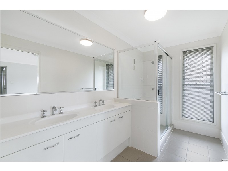 8 Olsen Crescent, Wakerley QLD 4154