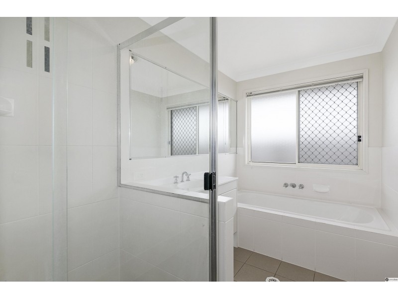 8 Olsen Crescent, Wakerley QLD 4154