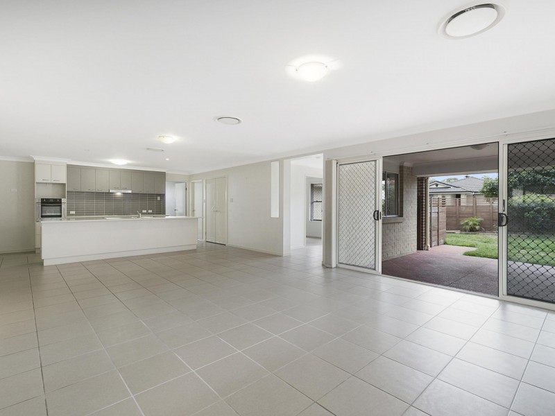 8 Olsen Crescent, Wakerley QLD 4154