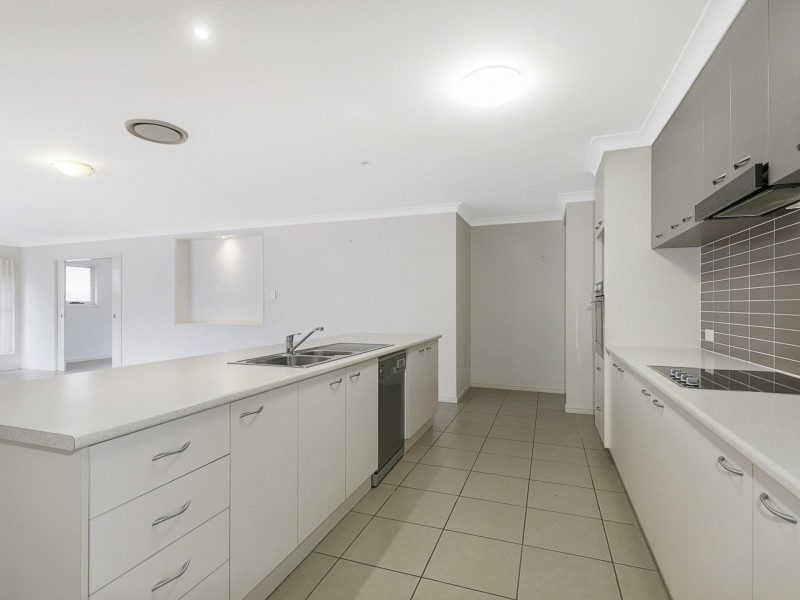 8 Olsen Crescent, Wakerley QLD 4154