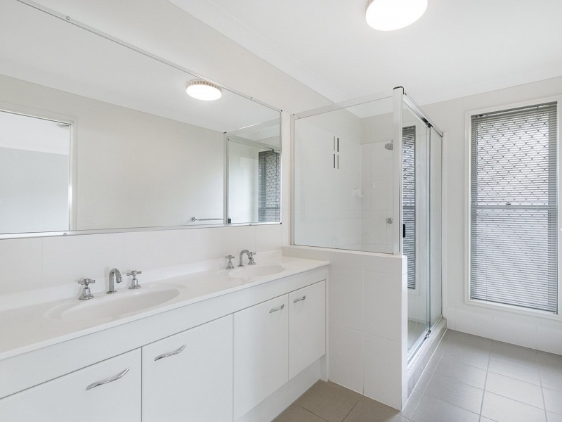 8 Olsen Crescent, Wakerley QLD 4154