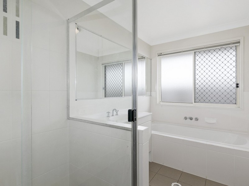 8 Olsen Crescent, Wakerley QLD 4154