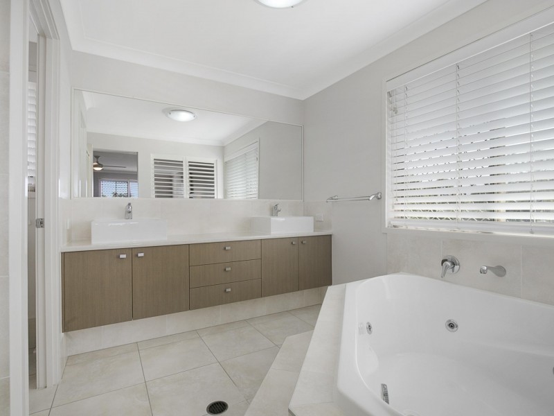 16 Diana Place, Manly West QLD 4179