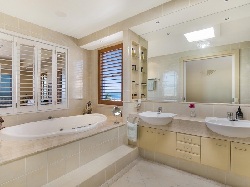 82-84 Oceana Terrace, Manly QLD 4179