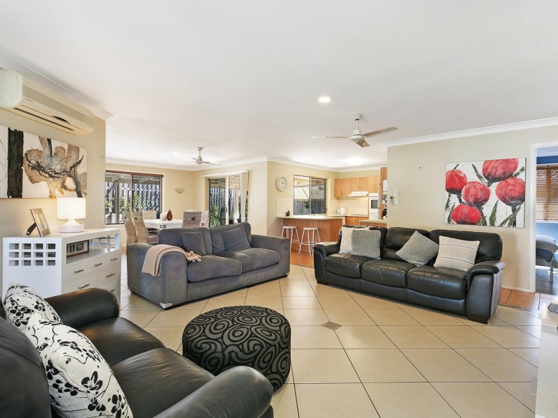 21 Matthews Way, Wakerley QLD 4154