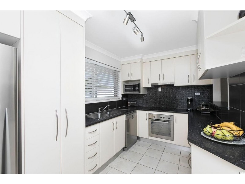 25 New Lindum Road, Wynnum West QLD 4178