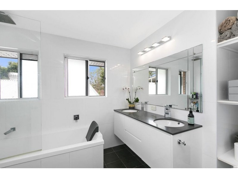25 New Lindum Road, Wynnum West QLD 4178