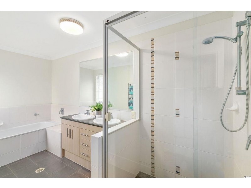 99 Kamarin Street, Manly West QLD 4179