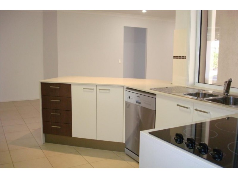 5 Lachlan Drive, Wakerley QLD 4154