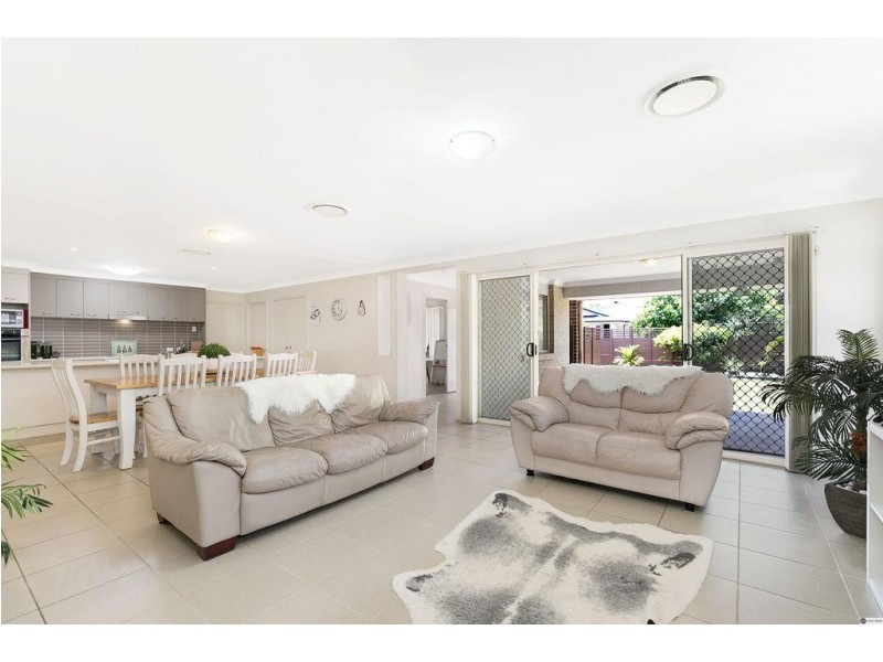 8 Olsen Crescent, Wakerley QLD 4154